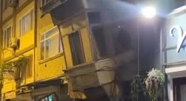 Bakırköy'de 2 katlı metruk binanın çökmesi kamerada