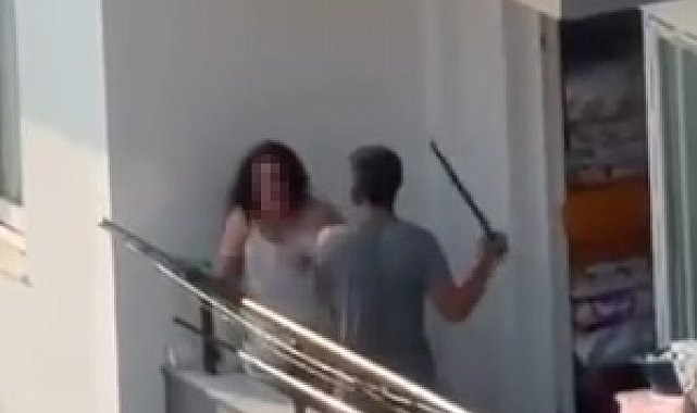Balkonda tartıştığı kadını sopayla dövdü