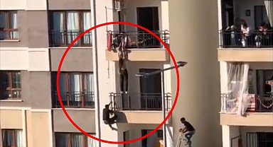 Balkondan düşmek üzere olan kız çocuğunu katları tırmanarak kurtardı
