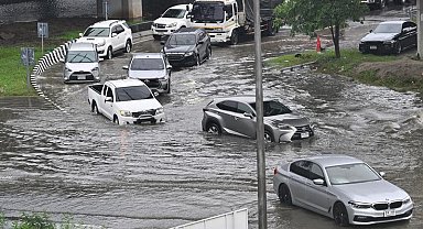 Bangkok'ta sel: Binlerce kişi tahliye edildi