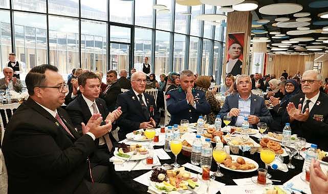 Başkan Aydın Kahraman Gazilerle aynı sofrada