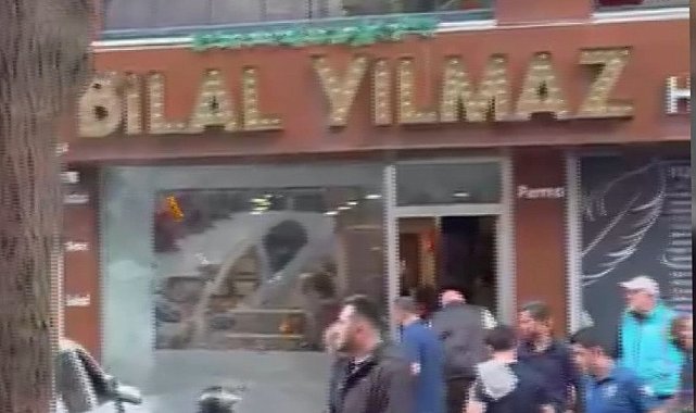Bayrampaşa'da kazada savrulan otomobil berber dükkanına çarptı: 2'si ağır 5 yaralı