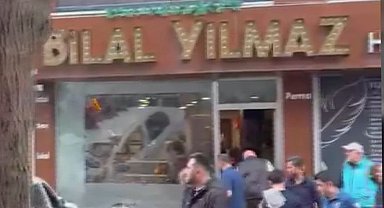 Bayrampaşa'da kazada savrulan otomobil berber dükkanına çarptı: 2'si ağır 5 yaralı