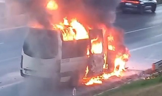 Bayrampaşa'da servis minibüsü alev alev yandı