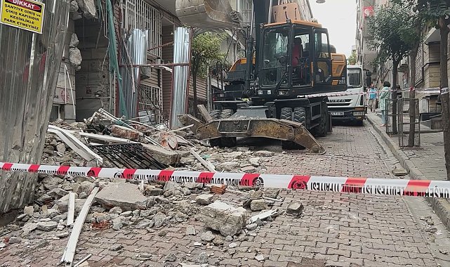Beşiktaş'ta bina yıkımı sırasında duvarında hasar oluşan apartman tahliye edildi
