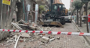 Beşiktaş'ta bina yıkımı sırasında duvarında hasar oluşan apartman tahliye edildi