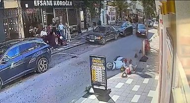 Beton dubaya çarpan motosikletin sürücüsü yaralandı; kaza kamerada