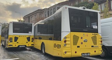 Beyoğlu'nda 2 İETT otobüsü çarpıştı; yola dökülen yağ nedeniyle trafikte aksama yaşandı
