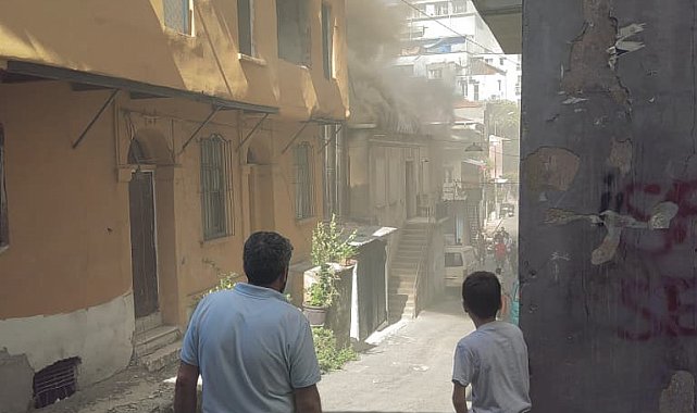 Beyoğlu'nda 2 katlı iş yerinde yangın-1