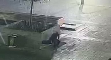Beyoğlu'nda bankta unutulan cep telefonunu çalan şüpheli kamerada