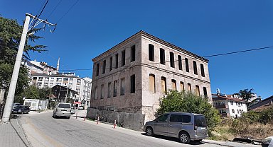 Bolu'da tarihi yapılar, yükselen binaların arasında kaldı