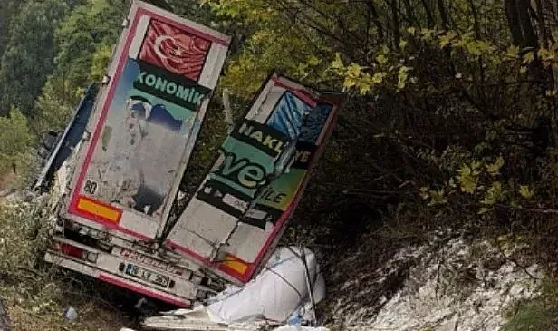Bursa’da feci kaza: Tır, kanala uçtu