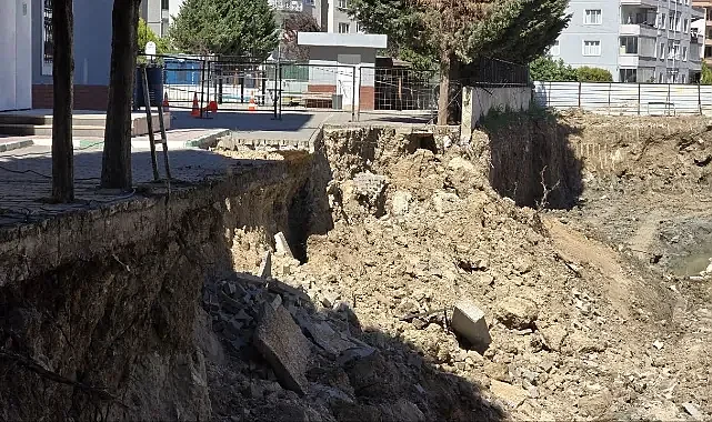 Bursa’da okul bahçesinin istinat duvarı çöktü