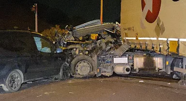 Bursa’da tır ile otomobil çarpıştı ölü ve yaralılar var