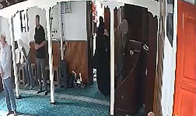 Camiye namaza gelen kadının çantasındaki altınları çaldılar
