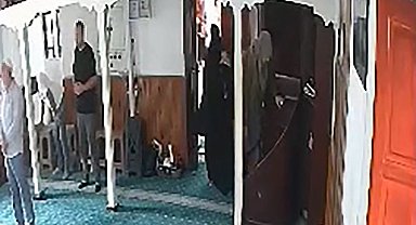 Camiye namaza gelen kadının çantasındaki altınları çaldılar
