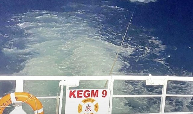 Çanakkale Boğazı'nda sürüklenen tekne kurtarıldı