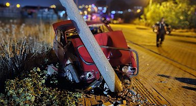 Çanakkale otomobil, yolun karşına geçmeye çalışan aileye çarptı: 1 ölü, 4 yaralı