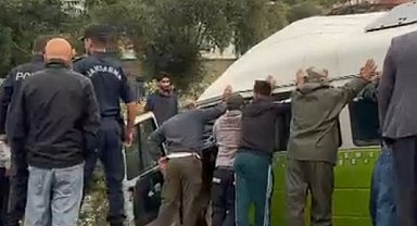 Çanakkale'de minibüs su kanalına devrildi; 1 ölü, 2 yaralı