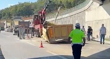 Çekmeköy'de hafriyat kamyonunun dorsesi üst geçide çarptı