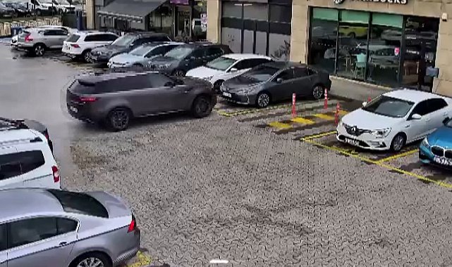 Çekmeköy'de sürücü fren yerine gaza bastı; cip çarptığı otomobille kafeye girdi