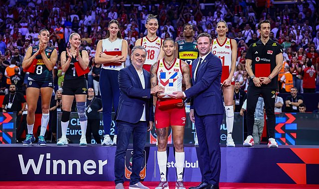 CEV Trendyol EuroVolley 2026 MVP'si Vargas, ödülünü Roko Sikiric ve Sinan Cem Şahin'den aldı
