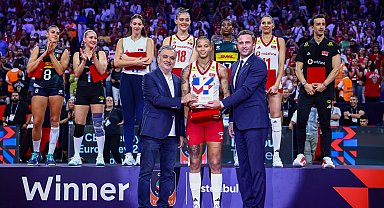 CEV Trendyol EuroVolley 2026 MVP'si Vargas, ödülünü Roko Sikiric ve Sinan Cem Şahin'den aldı