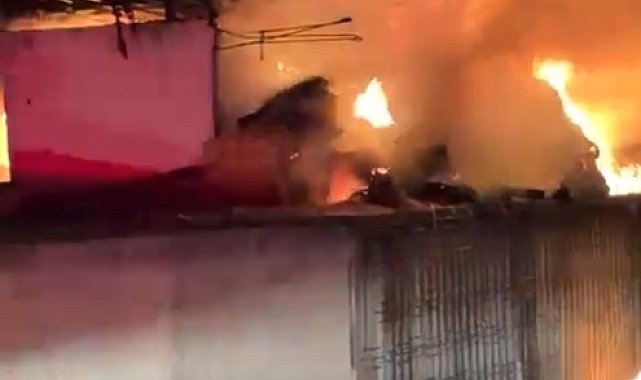 Çiftlikteki yangında 5 bin balya saman ile bir traktör yandı