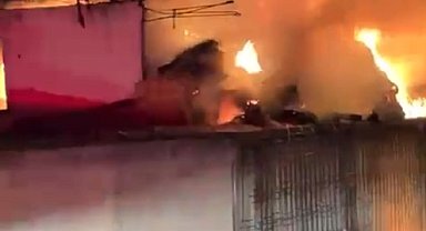 Çiftlikteki yangında 5 bin balya saman ile bir traktör yandı