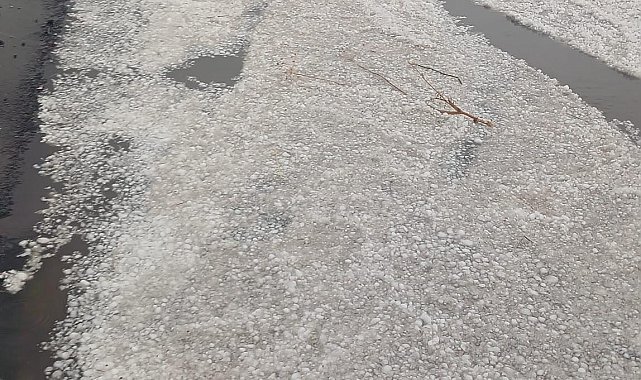 Çıldır kara yolu dolu nedeniyle beyaza büründü