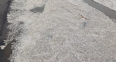 Çıldır kara yolu dolu nedeniyle beyaza büründü