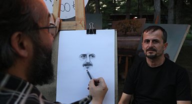 Çocukken izlediği ressam Bob Ross'dan etkilendi, canlı model portre sanatçısı oldu