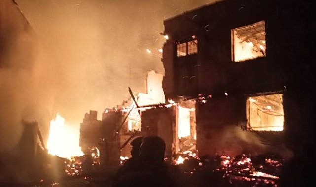 Çorum'da 3 ev ve 3 ahır yangında kullanılamaz hale geldi