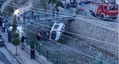 Çorum'da diyaliz hastalarını taşıyan servis aracı çaya uçtu: 5 yaralı