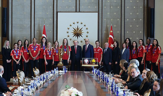 Cumhurbaşkanı Erdoğan, A Milli Kadın Voleybol Takımı'nı kabul etti