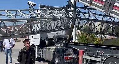 Damperi açık TIR, EDS direğini devirdi