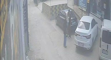 Darp edilen kadını kurtarmak isterken bıçaklandı; o anlar kamerada