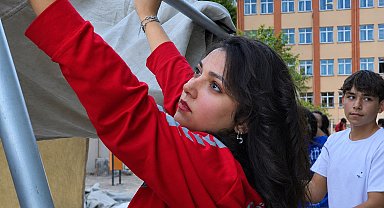 Depremde 2 arkadaşını kaybeden Zeynep, gönüllü arama kurtarma personeli oldu
