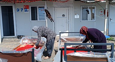 Depremzede kadınların 'salça' ve 'kurutmalık' telaşı