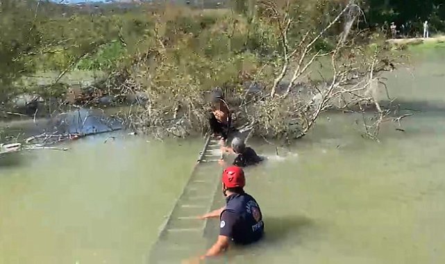 Derede mahsur kalan çocuk kurtarıldı
