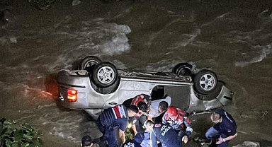 Dereye yuvarlanan otomobilin sürücüsü öldü