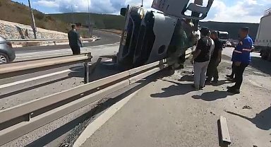 Devrilen beton mikserinin sürücüsü yaralandı
