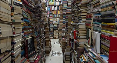 Dijital çağda sahaflık; 45 metrekarelik dükkandaki 35 bin kitap okuyucusunu bekliyor