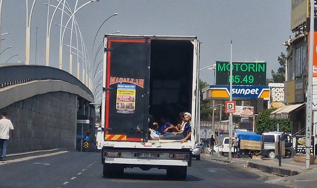 Diyarbakır'da nakliye aracının kasasında tehlikeli yolculuk