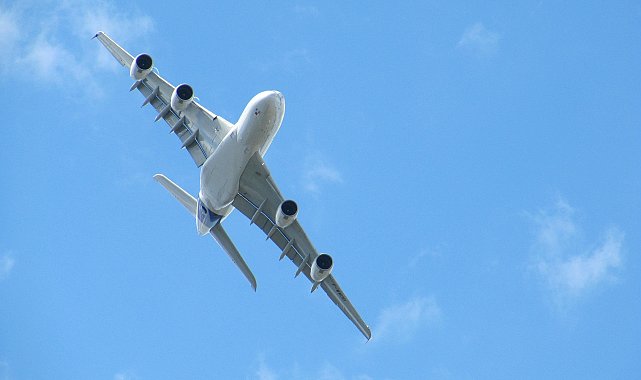Dubai-Tel Aviv seferini yapan yolcu uçağında kaçırılma alarmı: Suudi Arabistan'a iniş yaptı