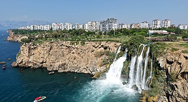 Düden Şelalesi'nde turist yoğunluğu