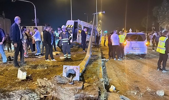 Düğünden dönen minibüs ile hafif ticari araç çarpıştı; 21 yaralı