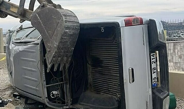 Duvara çarpan kamyonetin çocuk sürücüsü yaşamını yitirdi