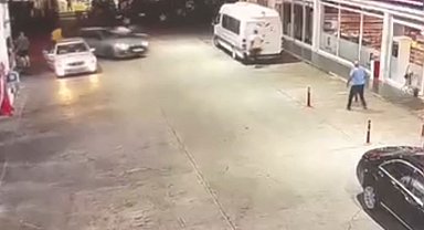 Edirne'de tartıştığı 2 kişiye otomobiliyle çarptı; o anlar kamerada