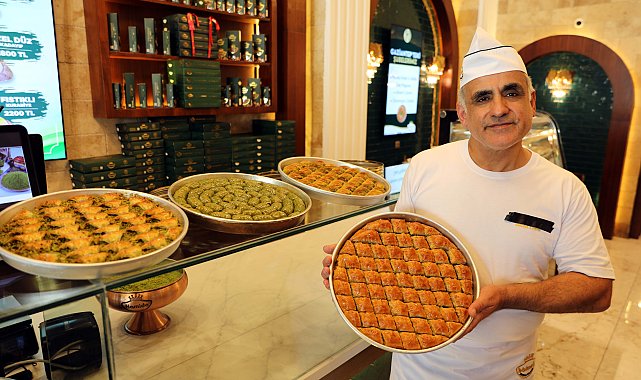Eğitim için gittiği ABD'de baklava ustası oldu; SpaceX çalışanlarına Türk tatlısını yedirdi